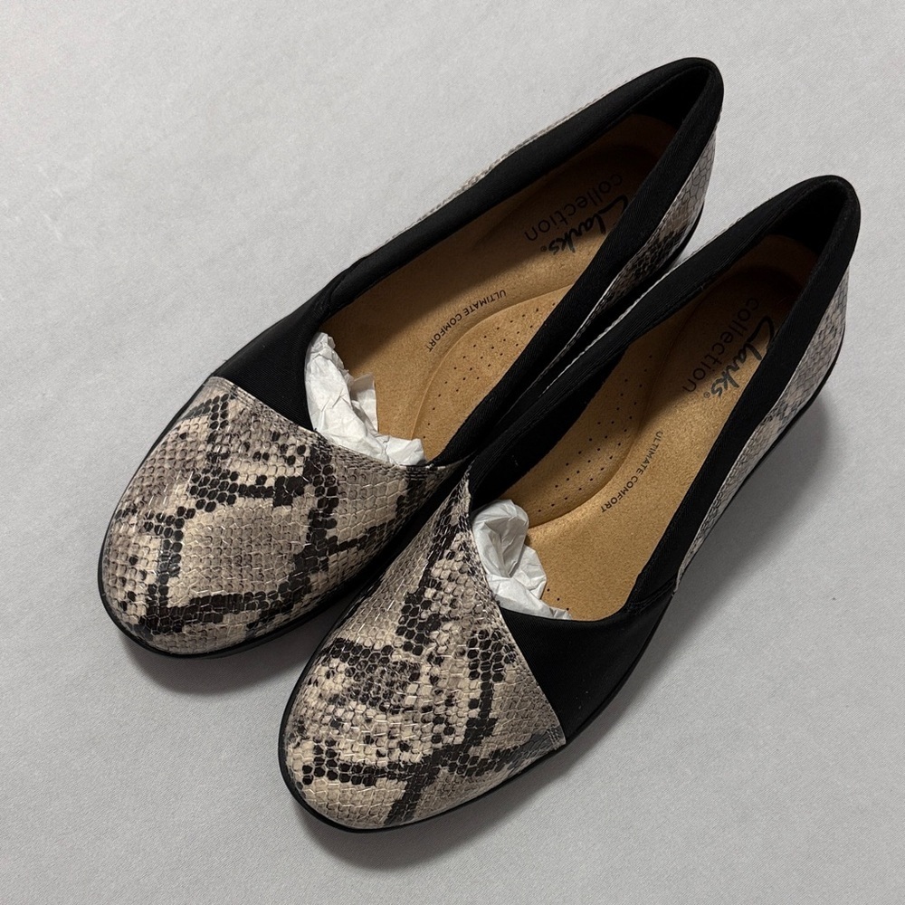 Clarks Black and Grey Snake Print Wedge Loafers New/No Box Size 8.5 - Picture 2 of 7